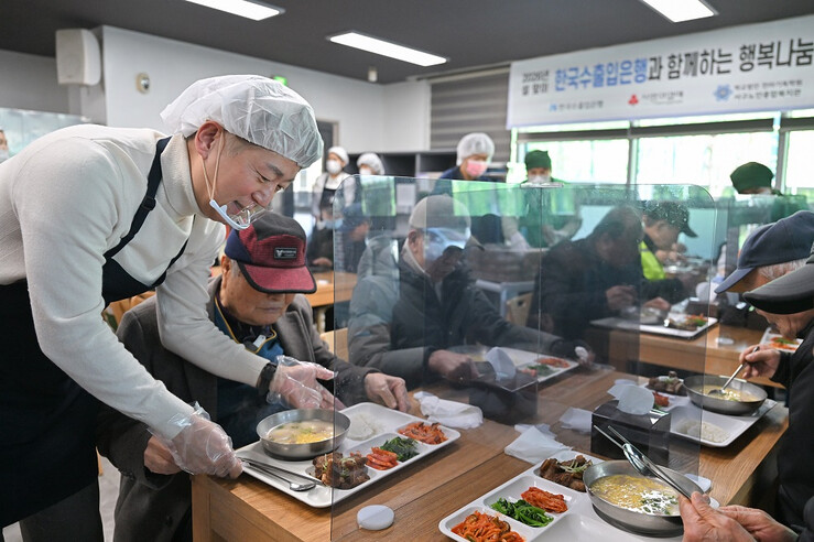 광주 서구, 설명절 특식 배식봉사