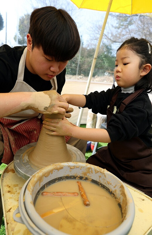강진청자축제 물레성형 “재밌어요”