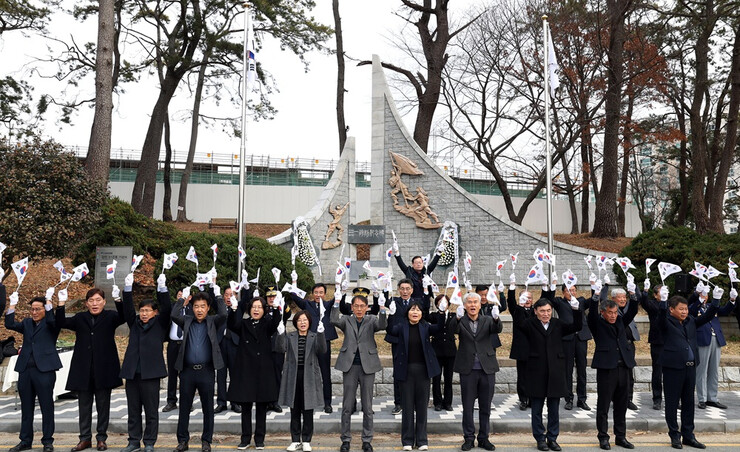 “대한독립 만세~ 만세~ 만세~”...강진군, 3.1운동기념비 앞 기관단체장 기념식 개최