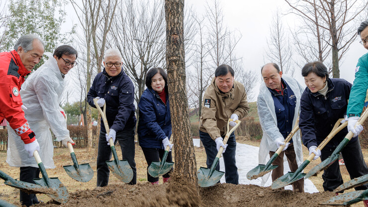 식목일 앞두고 나무심기 행사