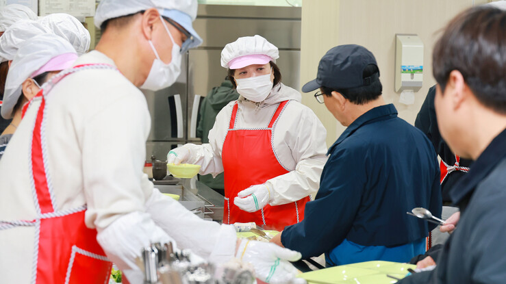 신계용 과천시장, 장애인복지관 배식 봉사