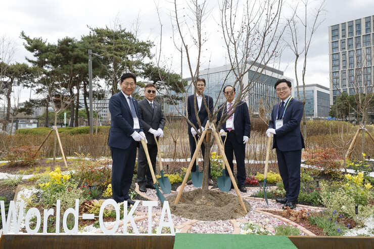 진교훈 강서구청장, 월드옥타 정원 조성 기념 식수
