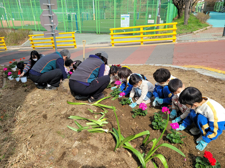 과천시 문원행복마을관리소, 어린이와 ‘줍깅·꽃심기’ 행사