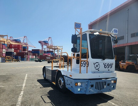 국산 무탄소 전기 야드트랙터, 부산항...