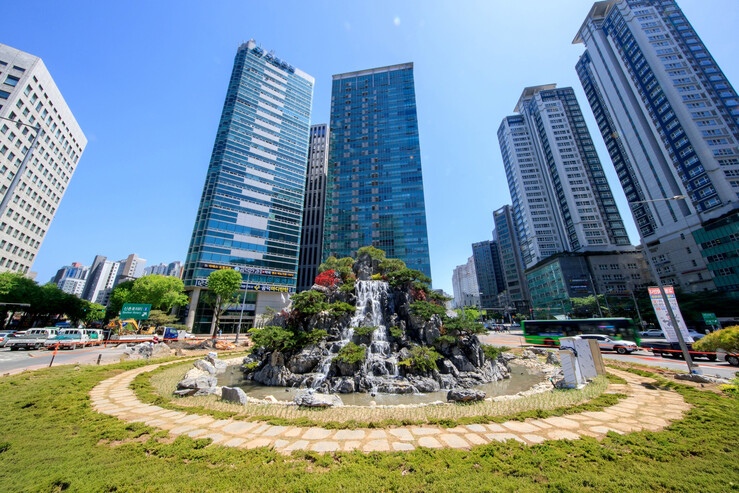 마포구, 공덕오거리 교통섬에 폭포·연...