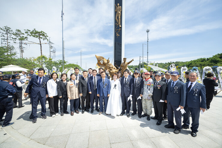 성남시의회, 제71회 현충일 추념행사...