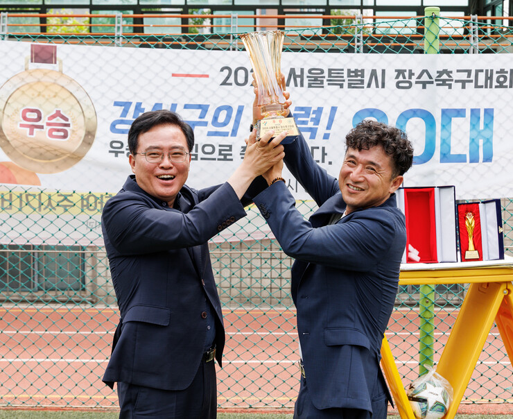 80대 골든 축구단 우승 트로피 전달...