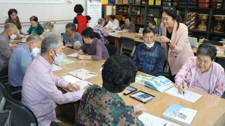 강진군도서관, 강진양로원 어르신 대상...